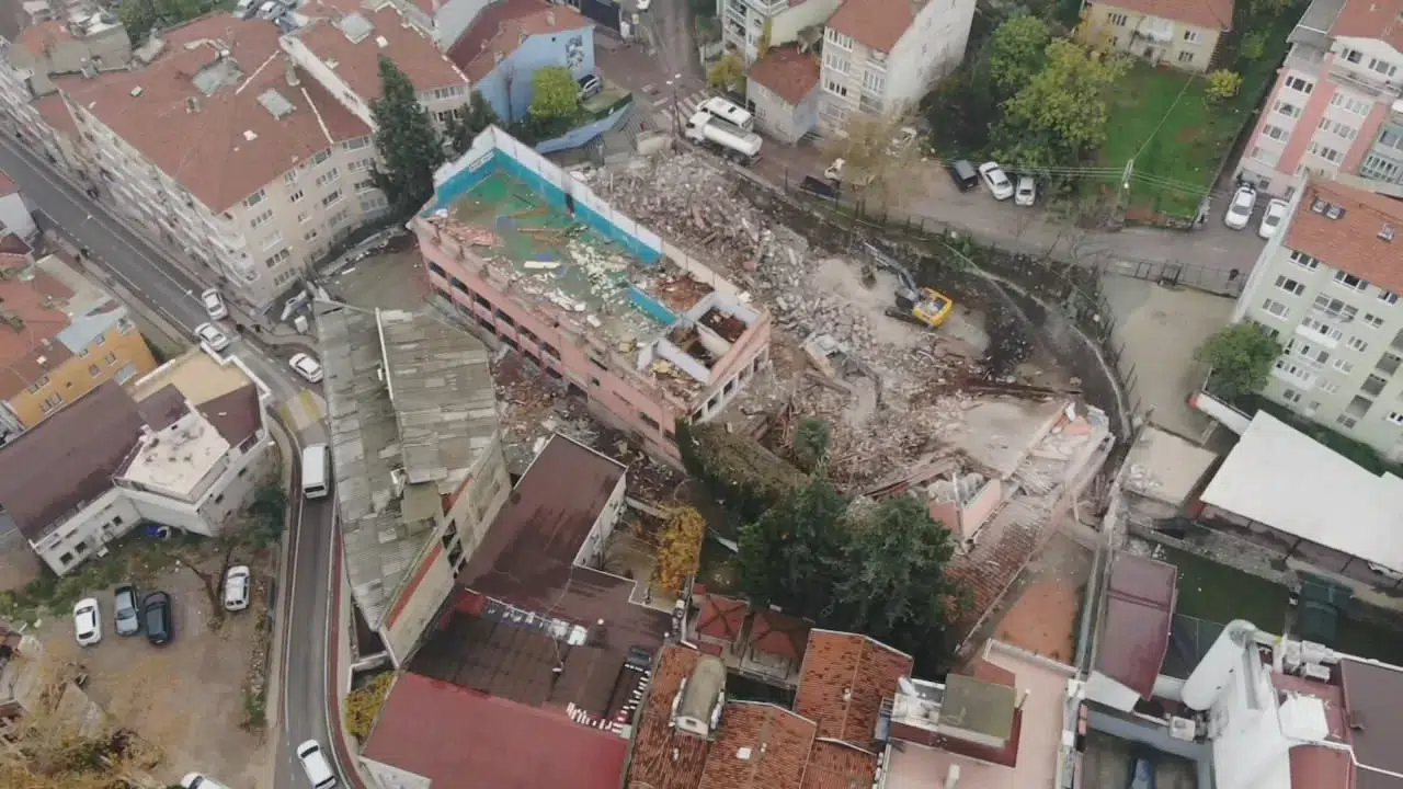 Bursa’daki Zelzele Sonrası Yetkililer Harekete Geçti, Tarihi Okul Yıkılıyor