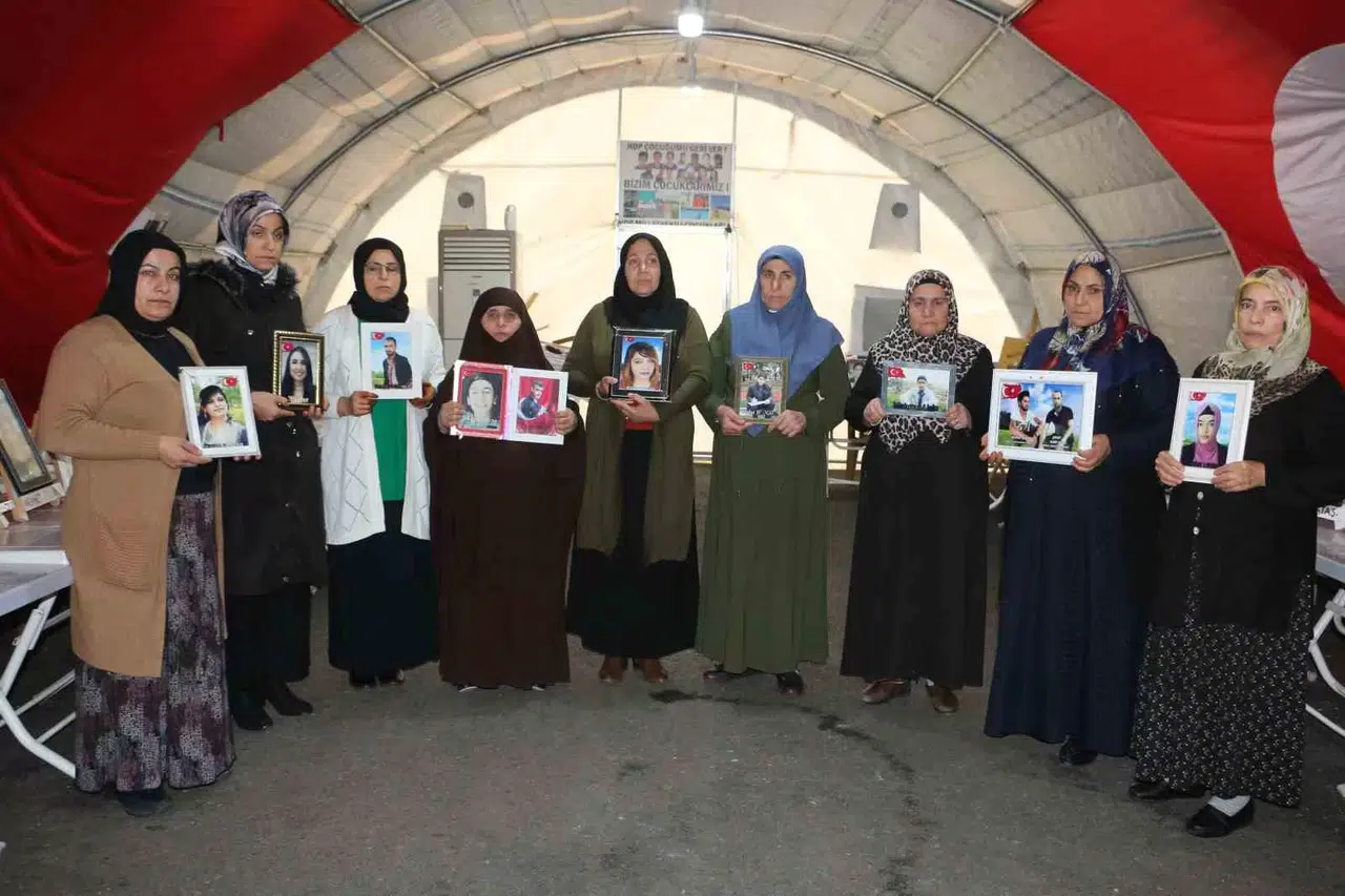 Diyarbakır Anneleri HDP Önünde Çocuklarını Bekliyor