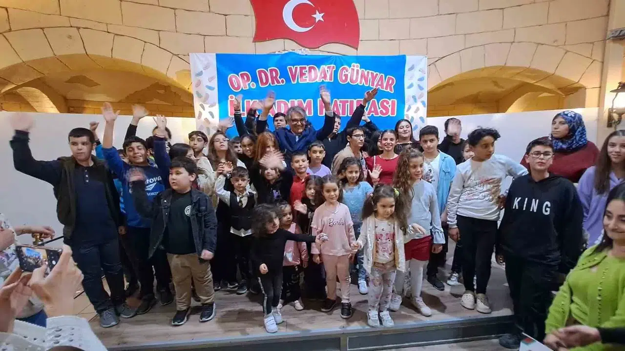 Doğum Yaptırdığı 2 Bin 500 Çocuğun Birinci Giydiği Ayakkabıları Sergiledi