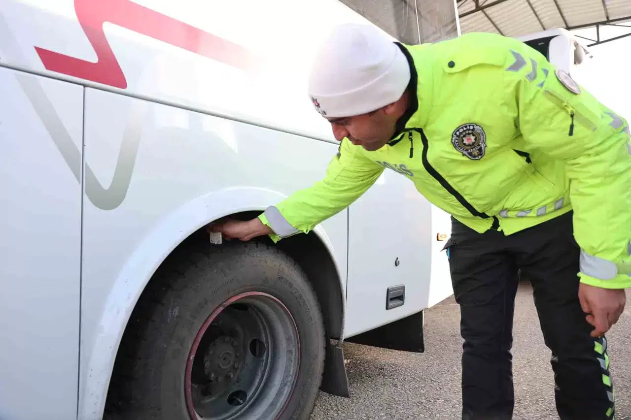 Elazığ’da Kış Lastiği Kontrolleri Sürüyor