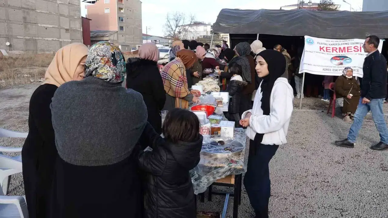 Erciş’te Filistin’e Yardım Kampanyası Düzenlendi