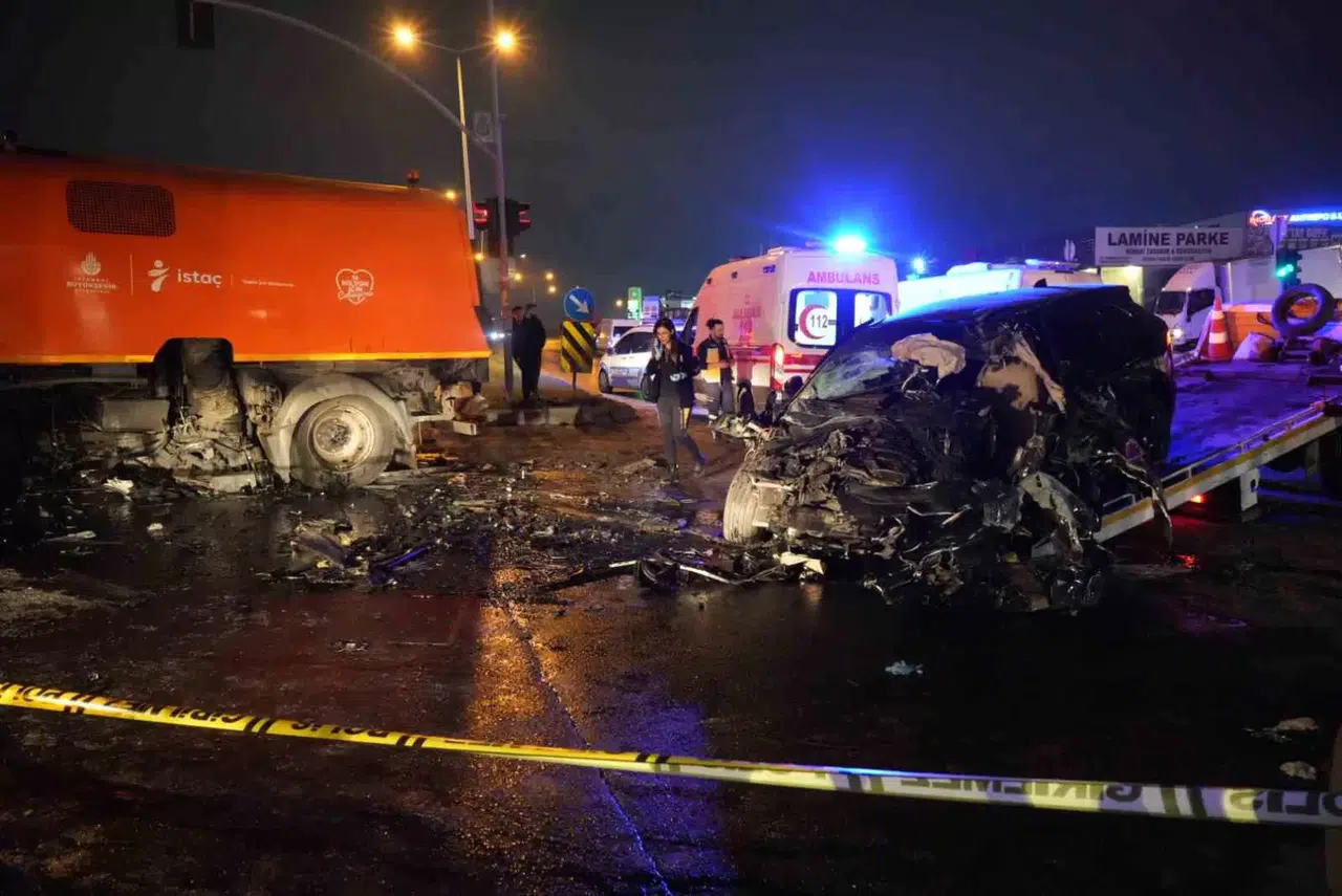 Esenyurt’ta Katliam Üzere Kazada Kırmızı Işıkta Geçen Cip, Yol Temizleme Aracına Çarptı: 2 Meyyit, 2 Yaralı