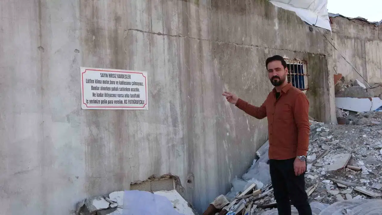 Esnaftan Hırsıza Not: "Sayın Hırsız Kardeşler Lütfen Klima Motoru ve Kablosunu Çalmayınız"