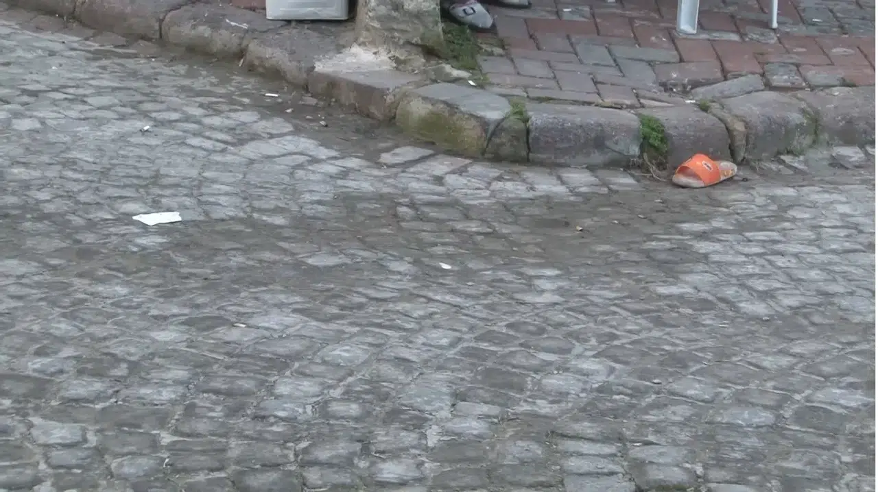 Fatih’te Eski Koca Dehşeti: Boşandığı Eşini Sokak Ortasında Silahla Vurarak Ağır Yaraladı