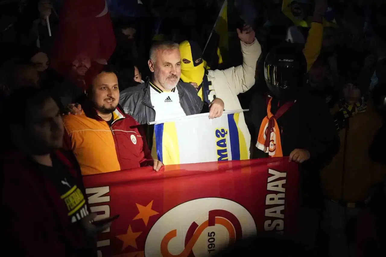 Fenerbahçeli ve Galatasaraylı Taraftarlar, Sabiha Gökçen Havalimanı’na Akın Etti