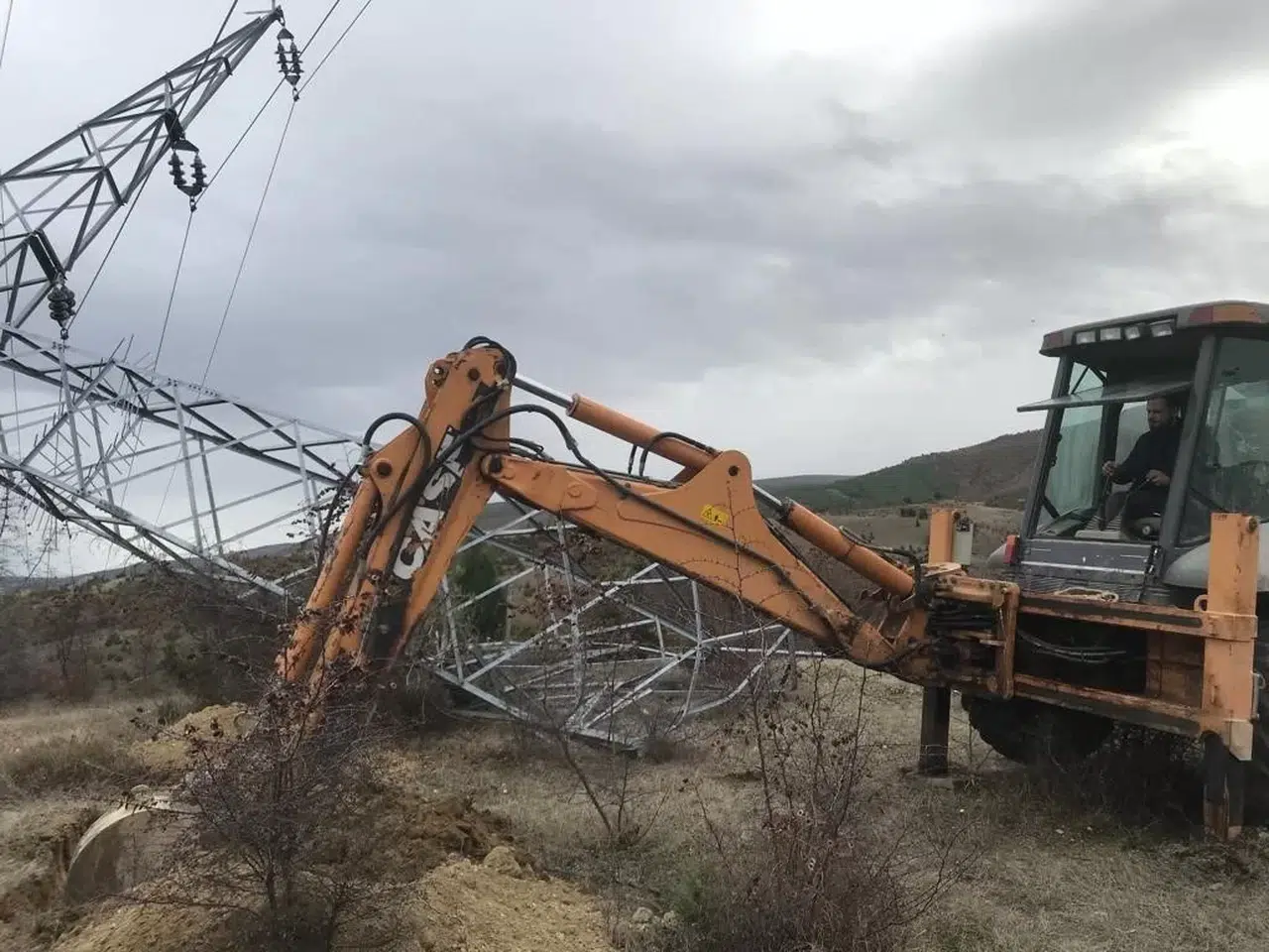 Fırtına Sonrası Elektrik Kesintileriyle Uğraş: Elektrik Şirketi 305 Araç ve 882 İşçi ile Alanda
