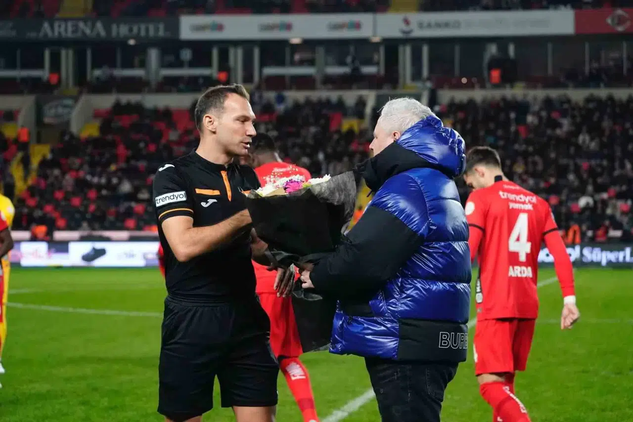 Futbolculardan Hakeme Taarruza Alkışlı Protesto
