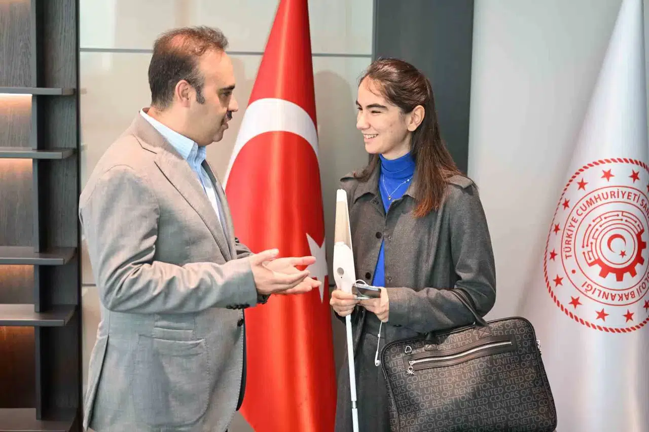 Görme Engelli Genç Teşebbüsçü Zülal, Bakan Kacır ile Bir Ortaya Geldi