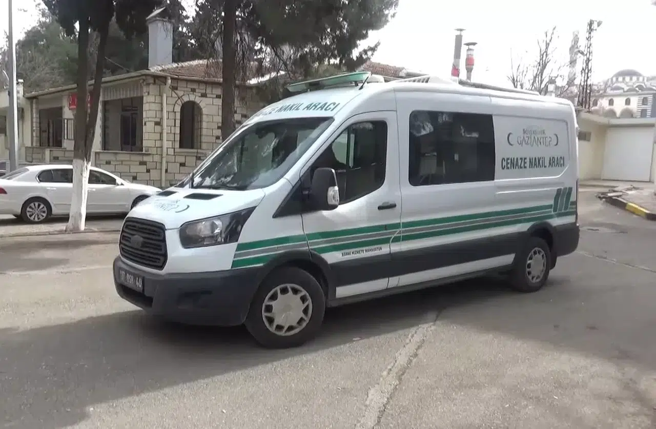 Hafif Ticari Araç ile Motosiklet Çarpıştı: 1 Meyyit, 1 Yaralı
