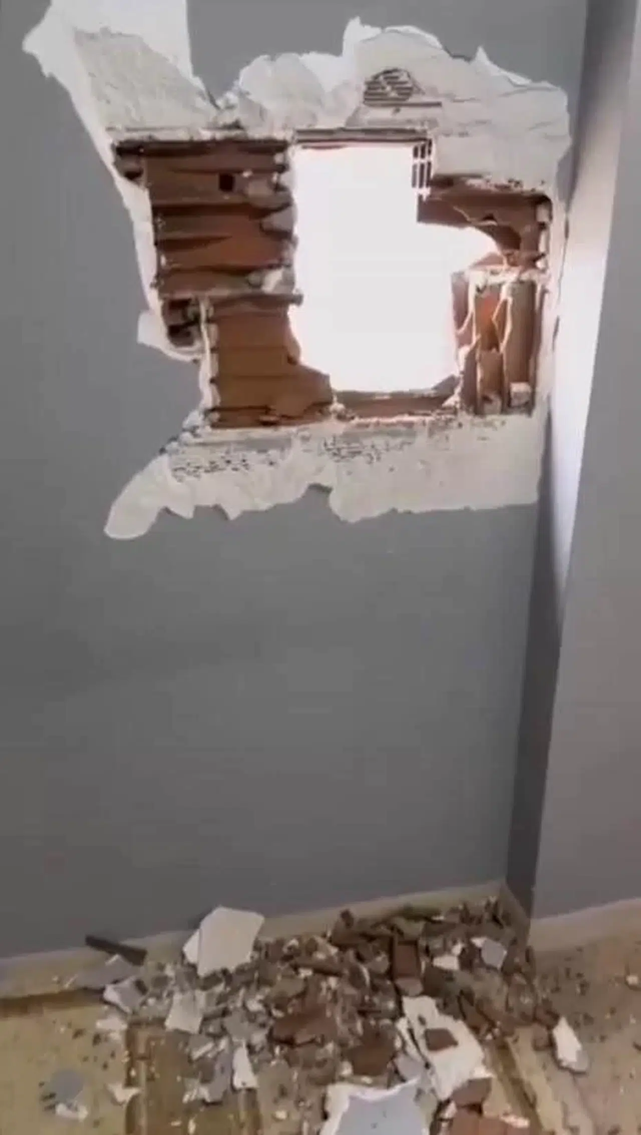 Hasarlı Binayı Yıkarken Sağlam Binaya Ziyan Verdiler
