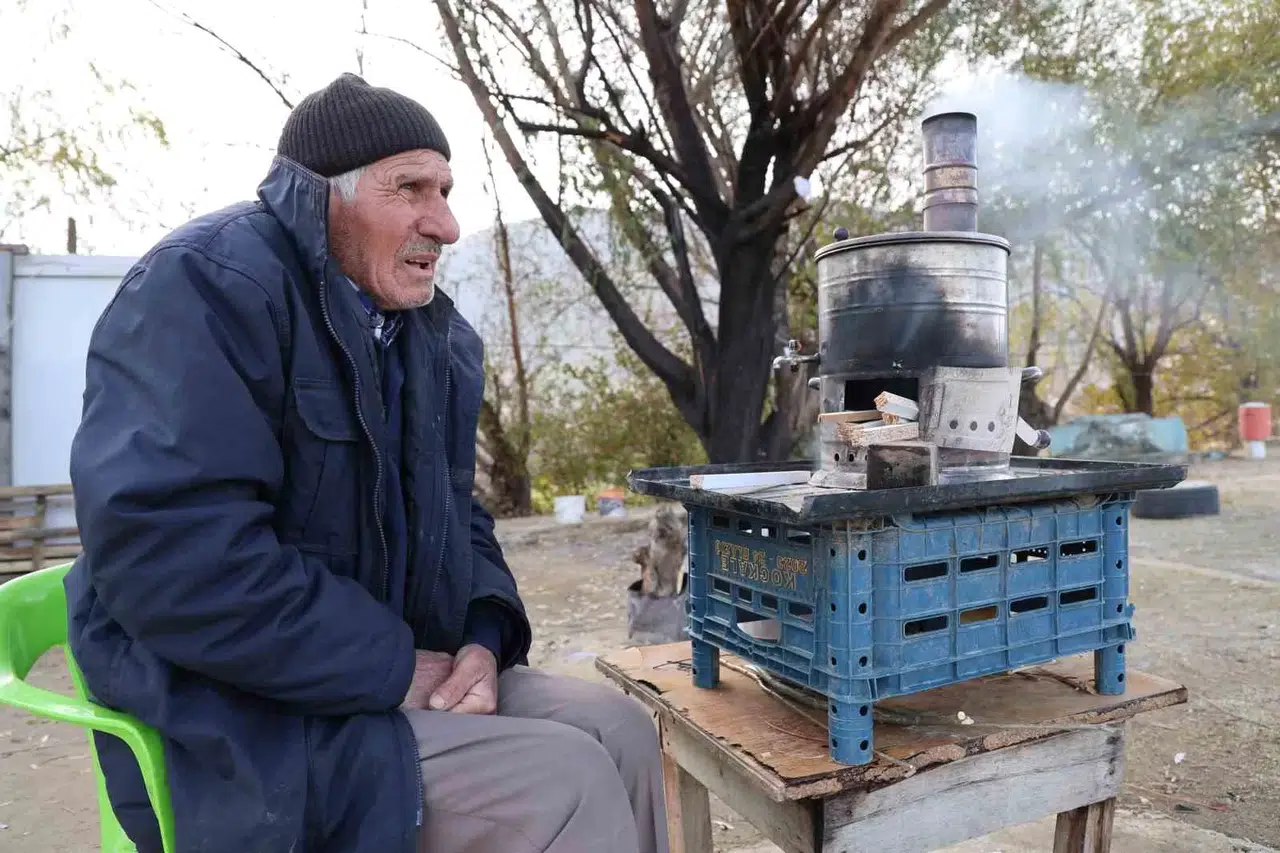 İçinde Yaşadığı ve İş Yeri Olduğu Barakası Yandı, 75 Yaşında Güç Durumda Kaldı