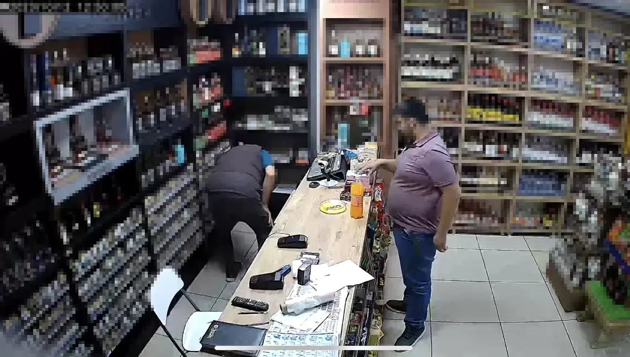 İnhisar Bayisinde Kaşla Göz Ortası Hırsızlık Kamerada: Yaşlı Adamı Oyalayıp Elektronik Sigaraları Çaldı