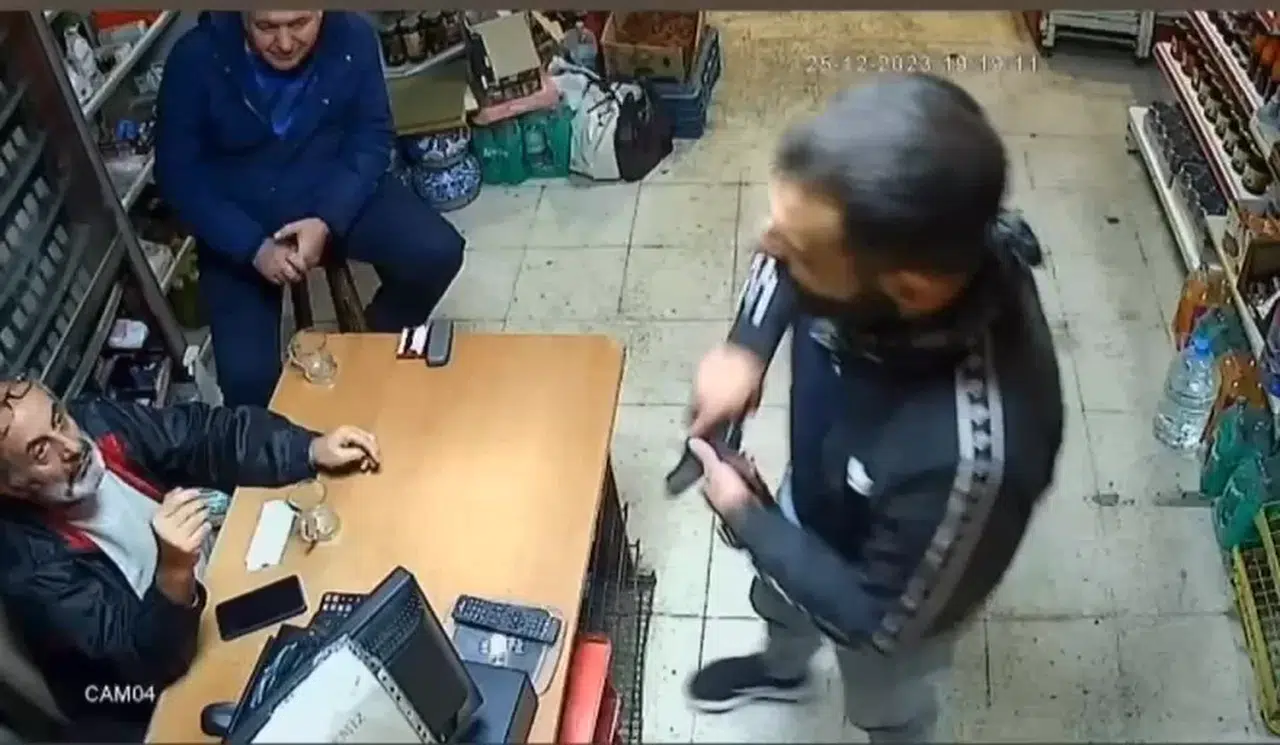 İnhisar Bayisinden Borç Sigara İstedi, Alamayınca Silah Zoruyla 2 Adet Sigara Gasp Etti