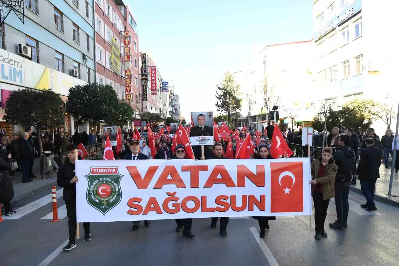 Ispartalı Yüzlerce Vatandaş Şehitler İçin Yürüdü