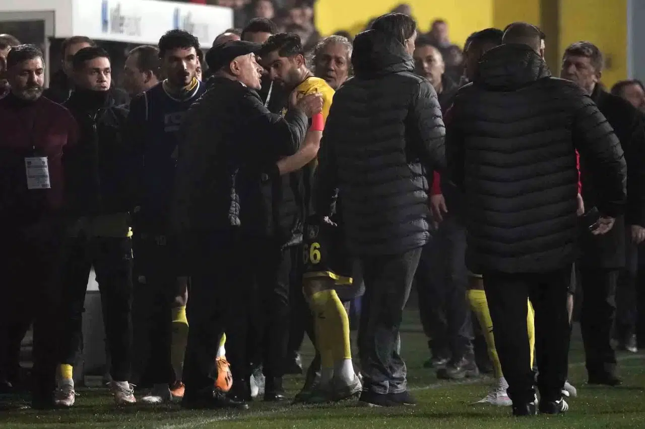 İstanbulspor Lideri Ecmel Faik Sarıalioğlu, Ekibi Alandan Çekti