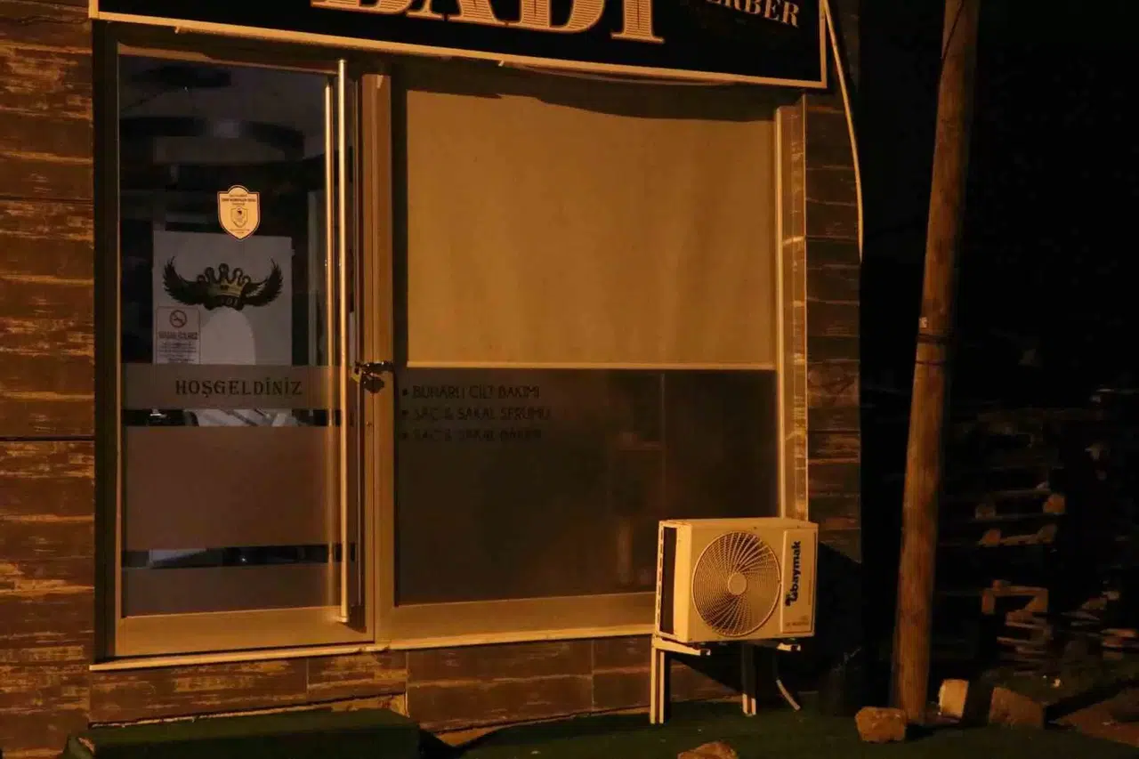 İzmir’de Berber Dükkanındaki Şahsa Silahlı Taarruz Kamerada