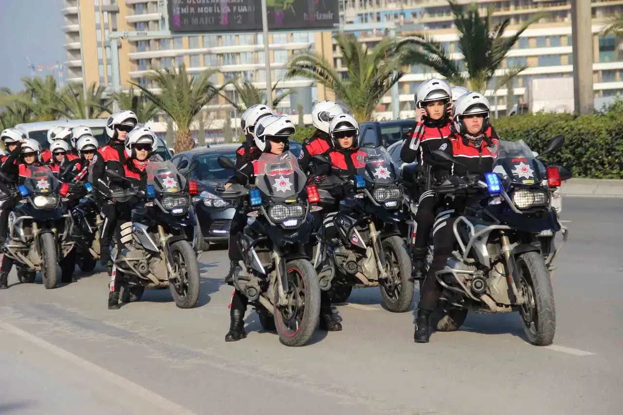 İzmir’de Polis Takımlarının Kabahatle Çabası Sürüyor