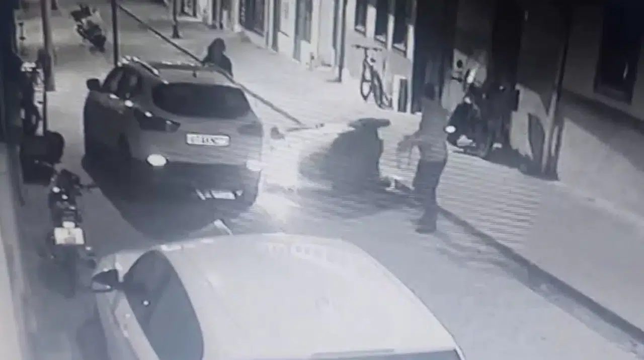 Kaldırımdan İnmeye Çalışırken Fizik Kurallarını Unuttu, Tepetaklak Oldu