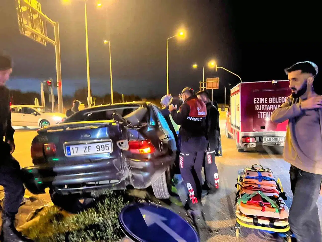 Kamyon Arabaya Çarptı, Araçta Sıkışan Sürücüyü İtfaiye Grupları Kurtardı