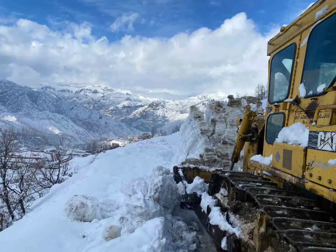 Karla Kaplı Şırnak’ta Yol Açma Çalışmaları Devam Ediyor