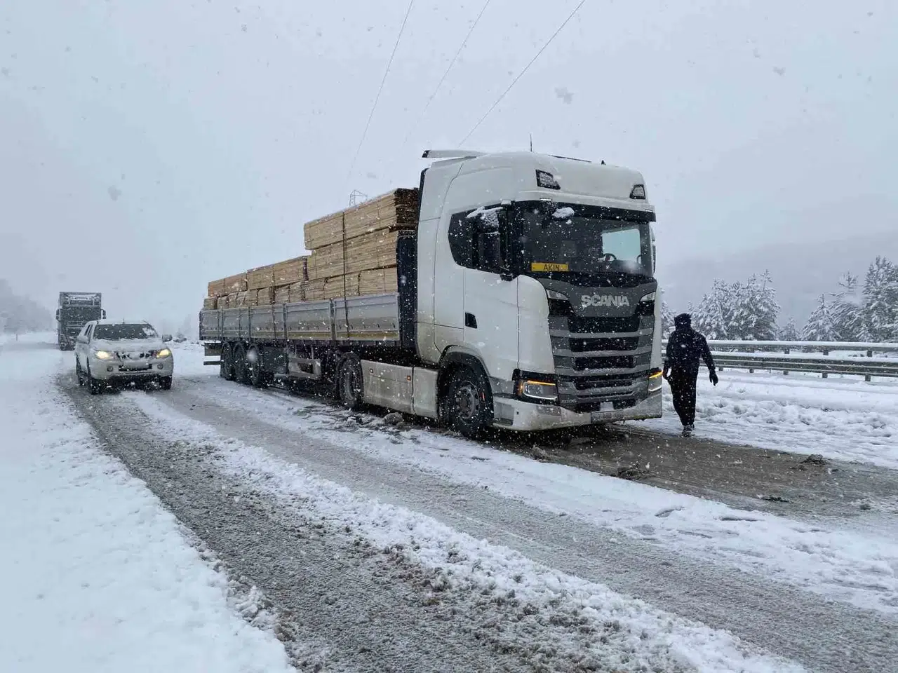 Kastamonu’da 430 Köy Yolu Ulaşıma Kapandı, Ağır Tonajlı Araçlar Yolda Kaldı