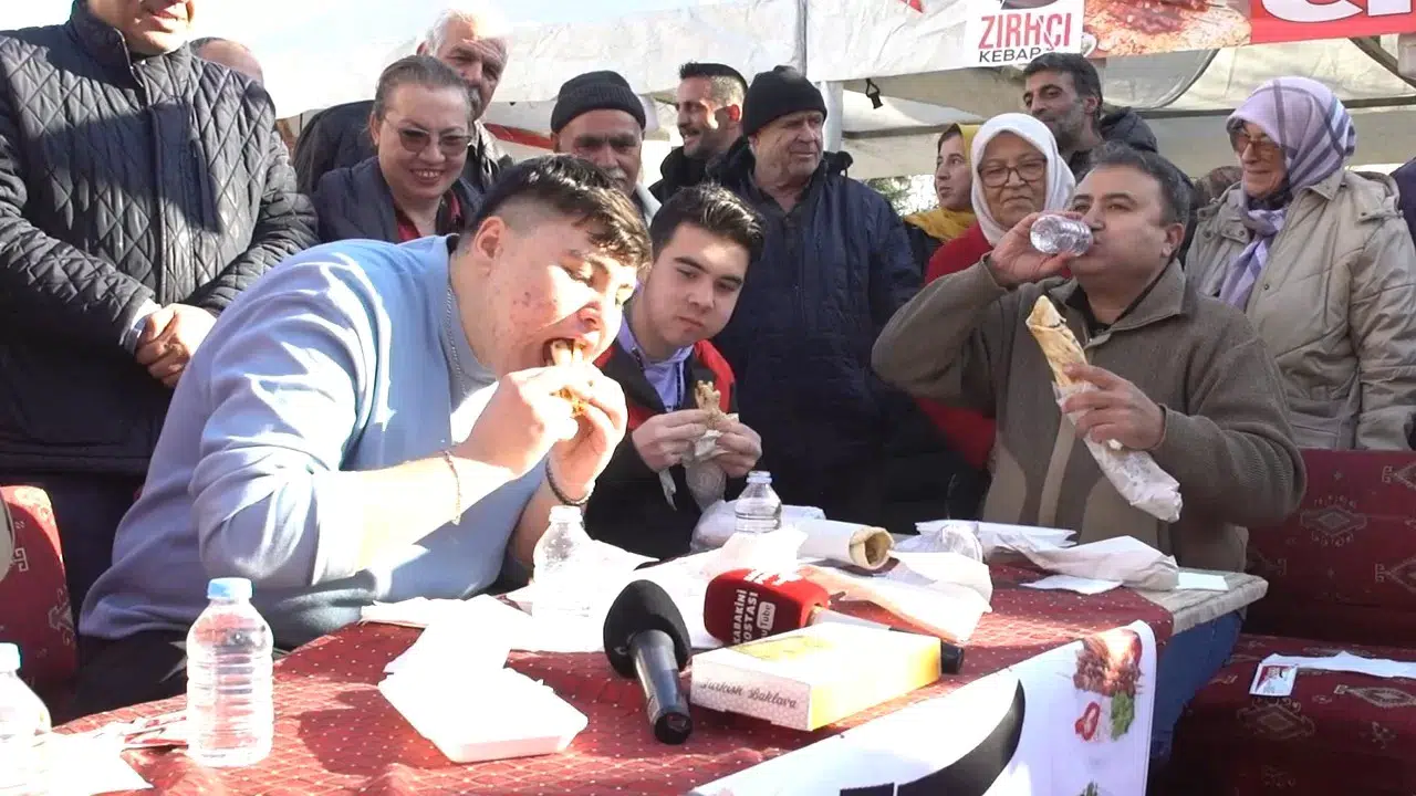 Kebabı En Süratli Yiyen Altın Bedelindeki Baklavayı Kaptı