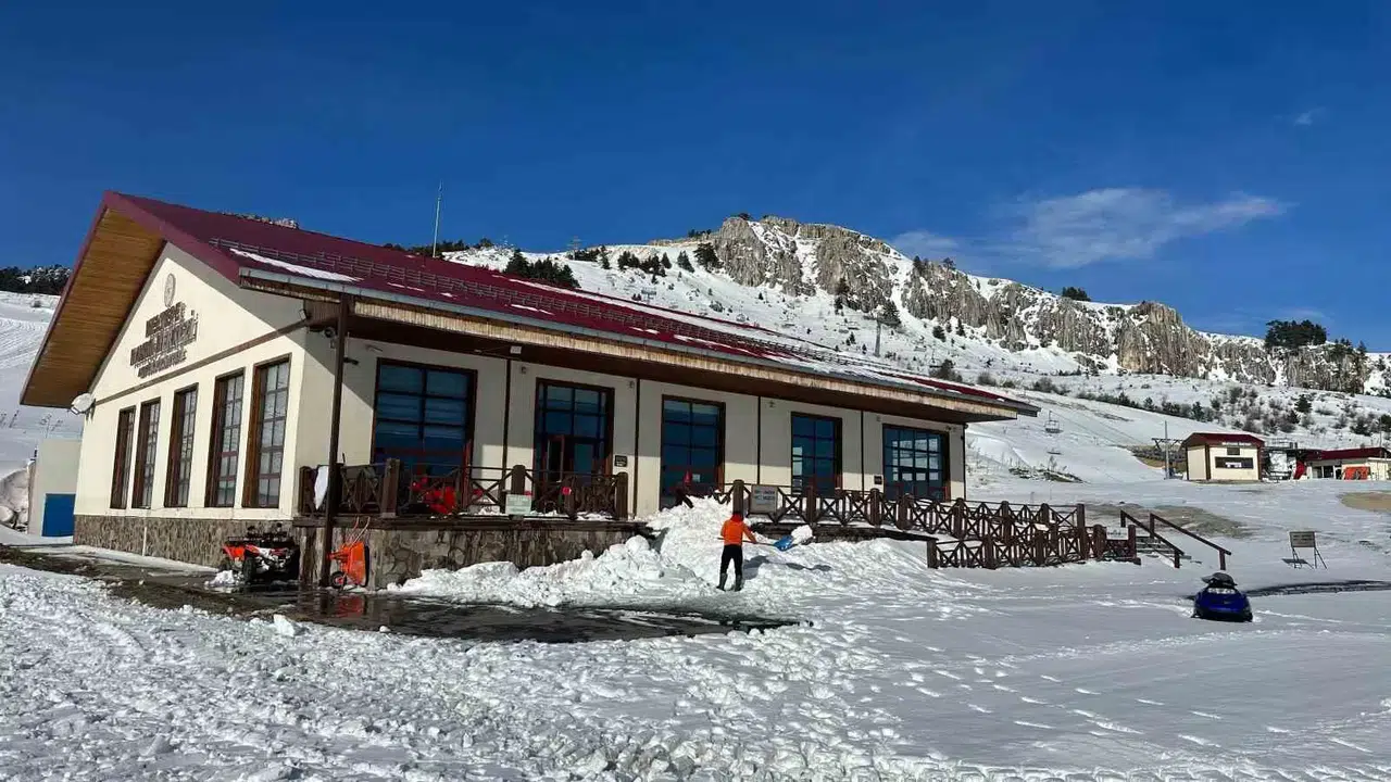Keltepe Kayak Merkezi’nde Kar Yağışı 60 Santimetreye Ulaştı