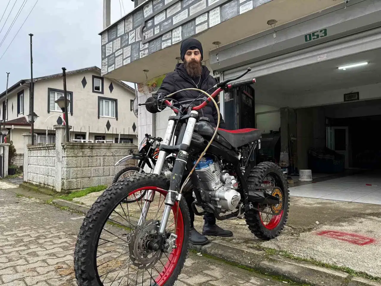Kendi İmkanlarıyla Meskeninin Altında Dağ Motoru Yaptı