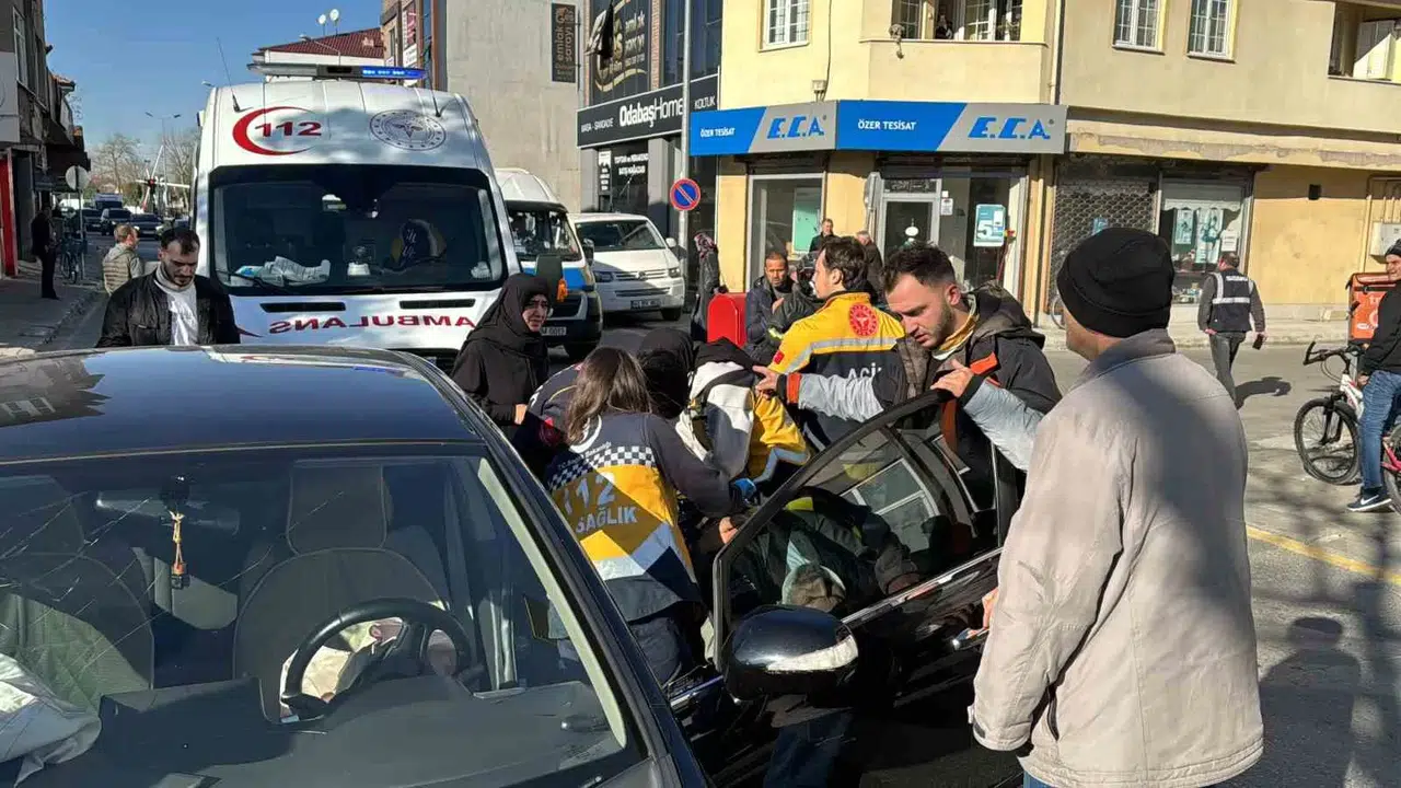 Kentin Göbeğinde Korkutan Kaza: Yaralının Yakını Olay Yerinde Kötülük Geçirdi