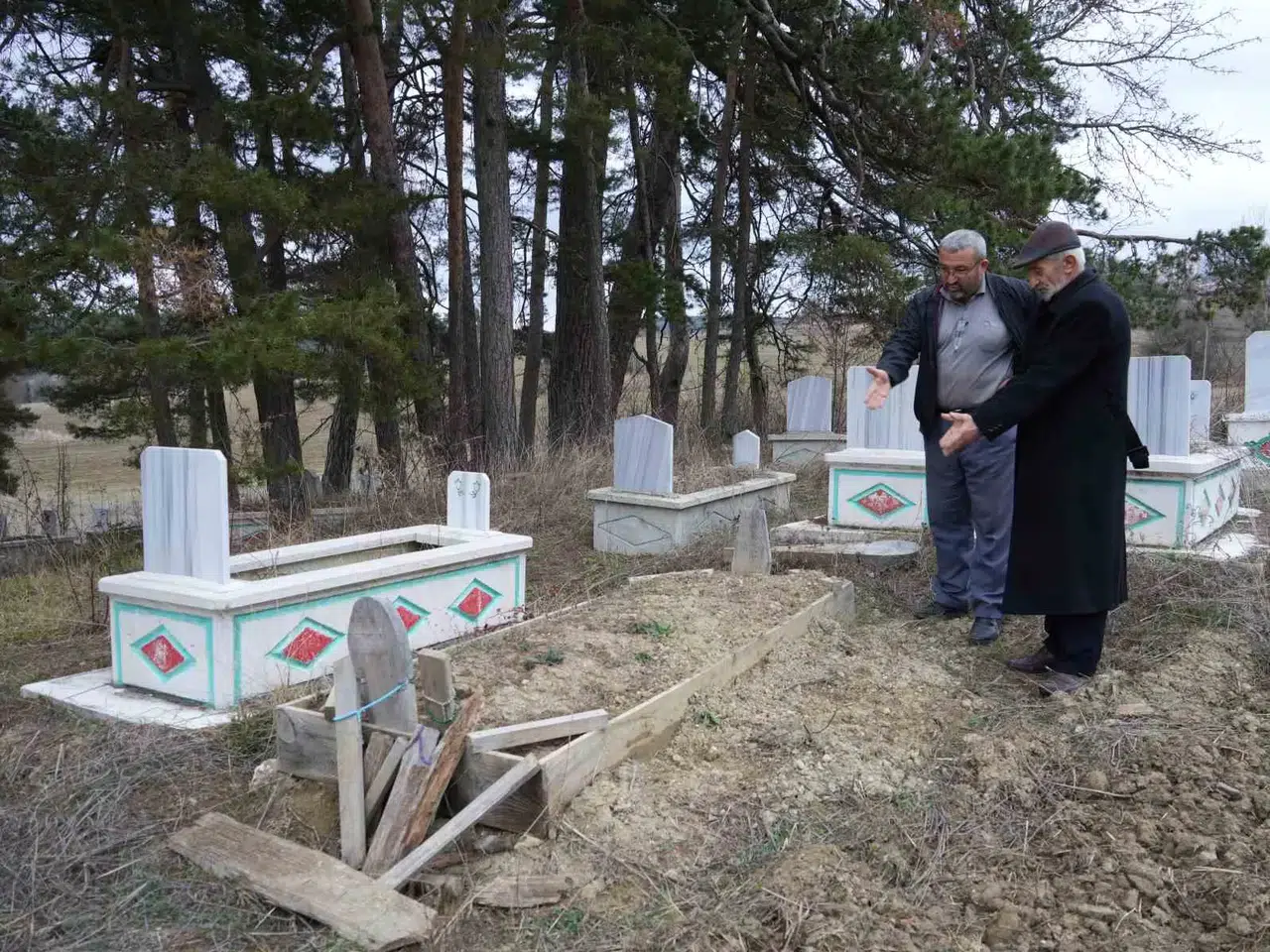 Kış Uykusuna Yatamayan Ayılar, Mezarları Kazmaya Başladı
