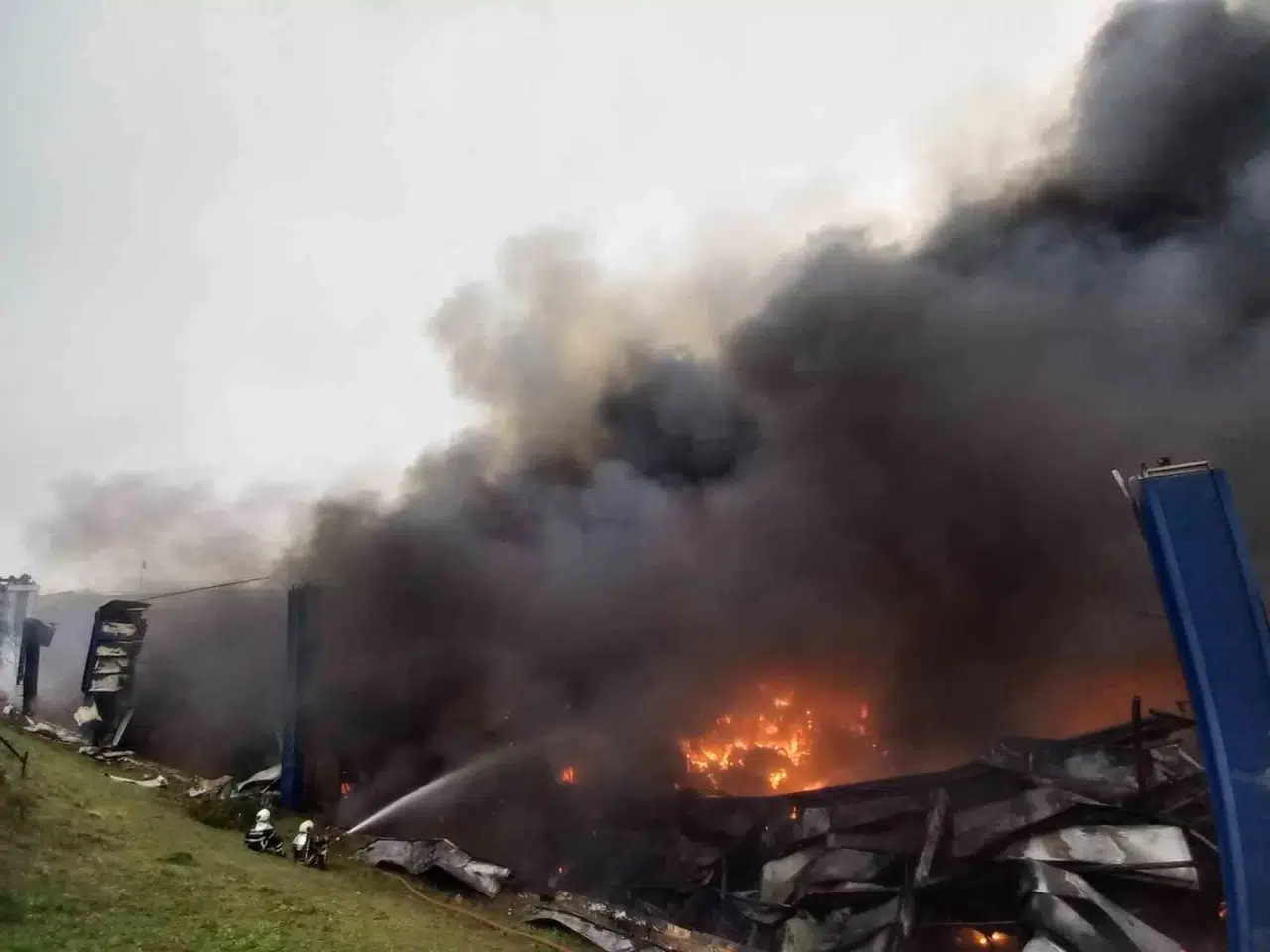 Kocaeli’de Lojistik Deposunda Çıkan Yangına 47 Araç 130 Çalışanla Müdahale Sürüyor