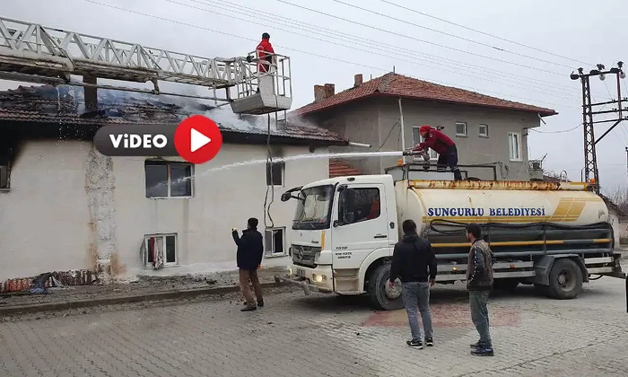 Çorum’da İki Ev Yanarak Kül Oldu