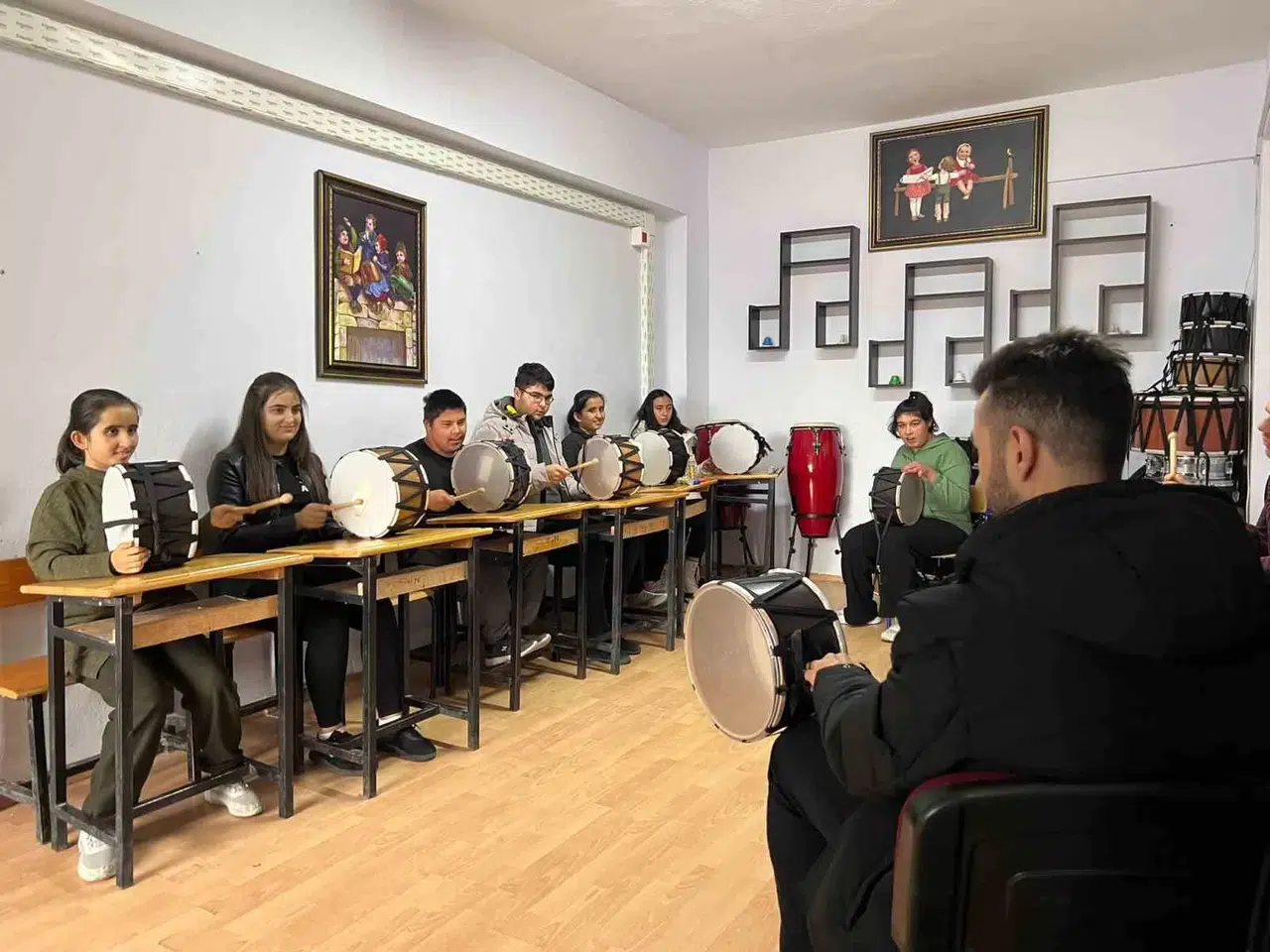 Lise Öğrencileri Özel Öğrencilerle Paklık Yapıp Oyunlar Oynadı
