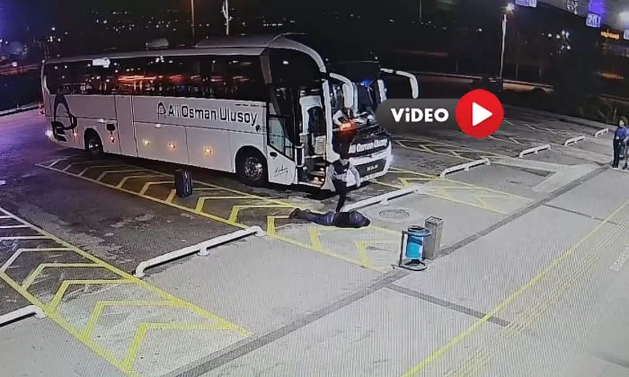 Bir Yolcu, Otobüs Muavini Tarafından Darbedildi