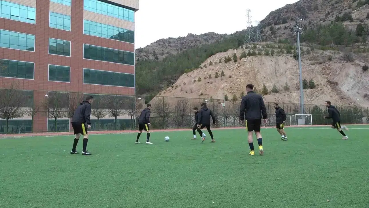 Mahalle Grubu Arkadaşları Hayallerini Gerçekleştirdi, Kendi Futbol Kulüplerini Kurdu