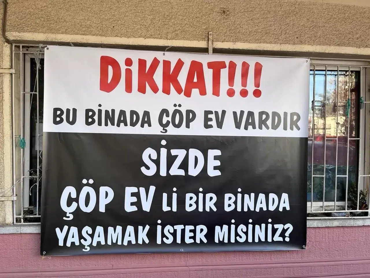 Mahalleliden Çöp Konuta Pankartlı Reaksiyon
