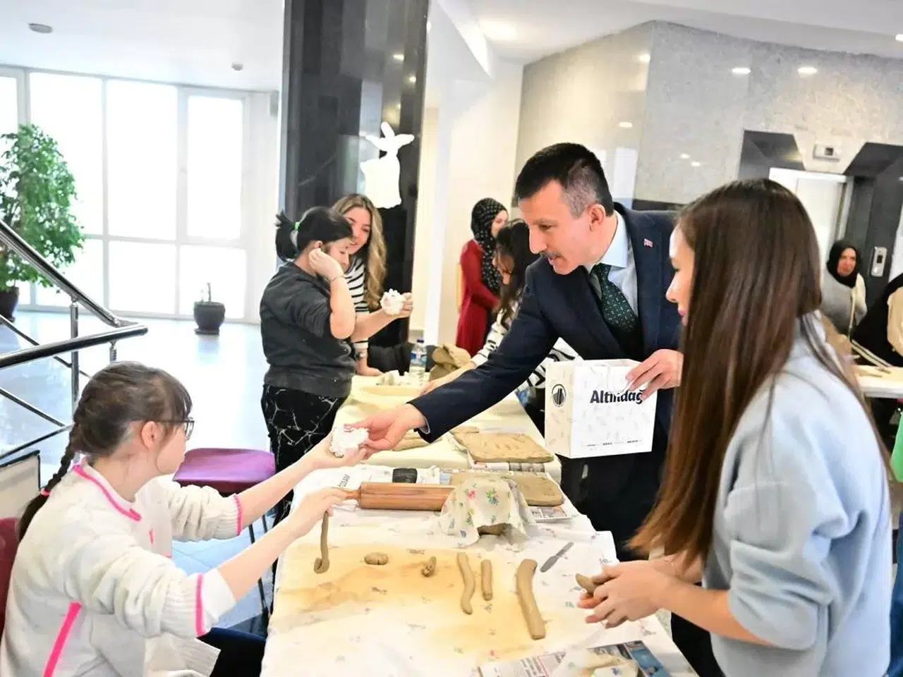 Maniler Sanatla Aşıldı