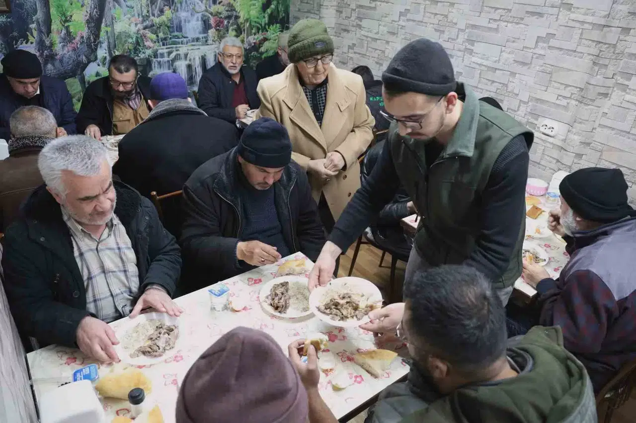 Meczuplara Yemek Yedirerek, Diş Kirası Verip Dua Alıyorlar