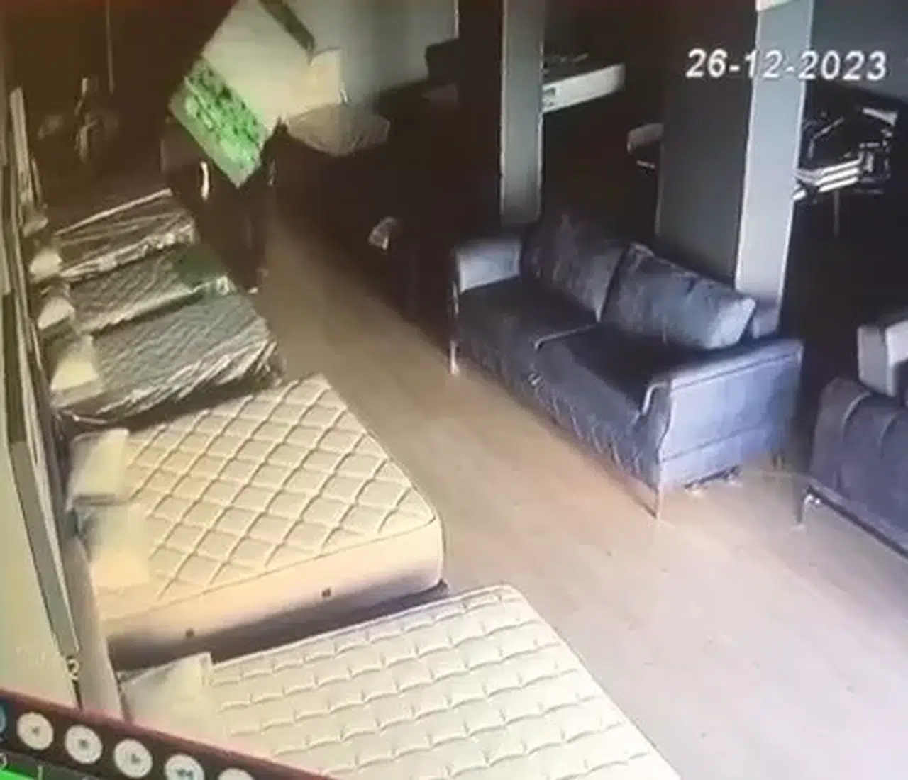 Mobilya Dükkanına Girip Sırtladığı Yatağı Çaldı