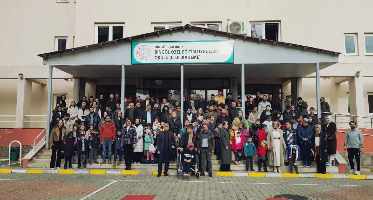 Öğretmenler, Özel Öğrencilerle Çalıp Söyledi