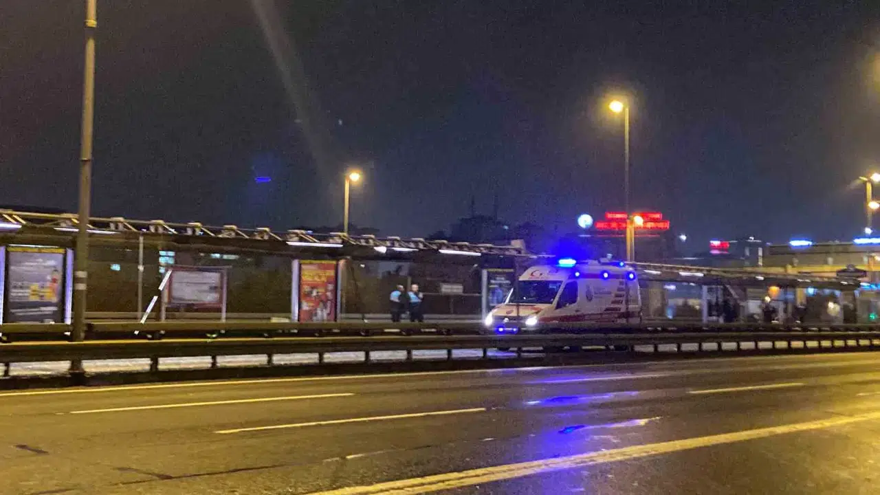 Okmeydanı’nda Metrobüs Reklam Panosuna Çarptı: 1 Yaralı