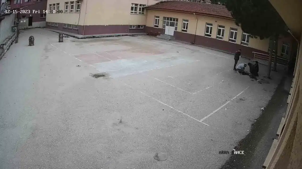 Okul Bahçesinde Kalbi Duran Öğrenciyi Öğretmeni Kurtardı: O Anlar Kamerada