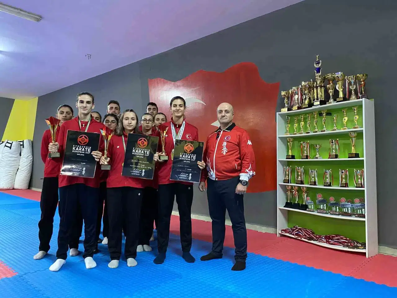 Otobüsle 120 Saatlik Seyahat Yapıp Avrupa Şampiyonu Oldular