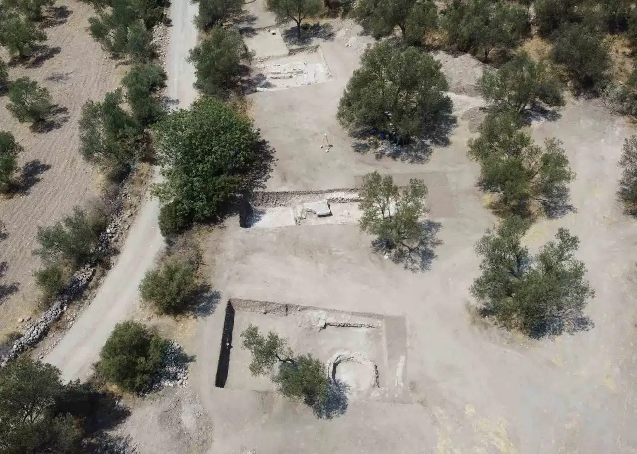 (Özel) Apollon Smintheus Tapınağı’nda 2 Bin Yıllık Mezar Bulundu