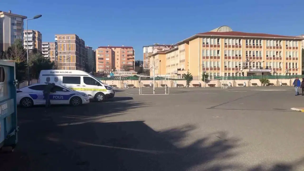 Pendik’te Lisede Bıçaklı Akın: Kız Öğrenci Sırtından Yaralandı