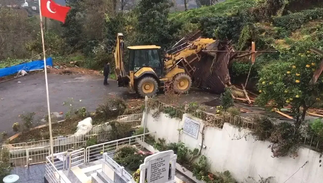 Rize’de Fırtına Çatıları Uçurdu: Araçlar Ziyan Gördü