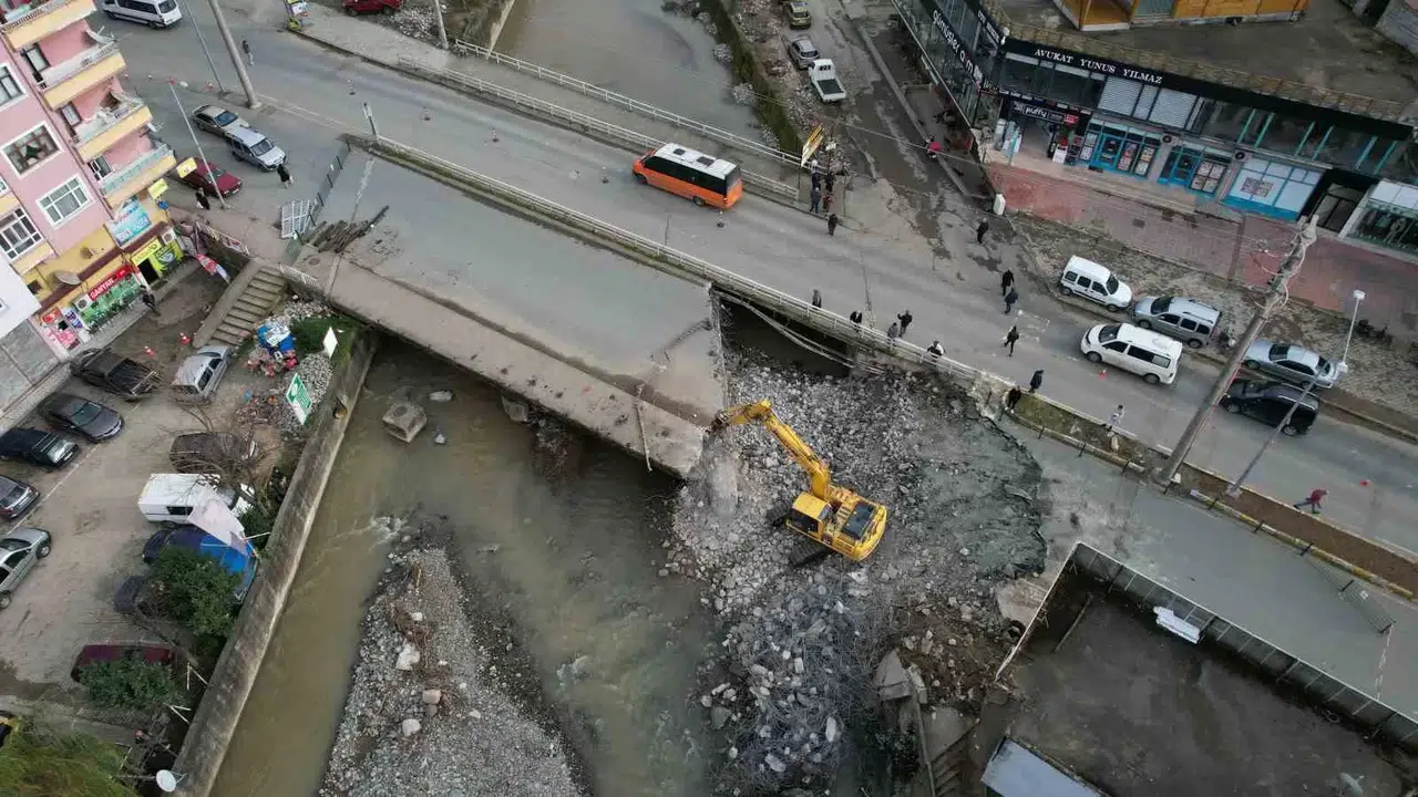 Rize’de Şiddetli Yağışlarda Taşkınlara Sebep Olan Köprüler Yıkılıyor
