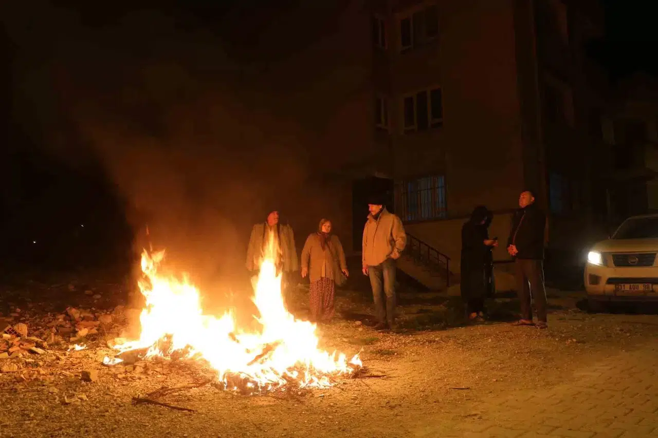 Sarsıntı Dehşetiyle Kendini Sokağa Atan Vatandaşlar Ateş Yakarak Isındı
