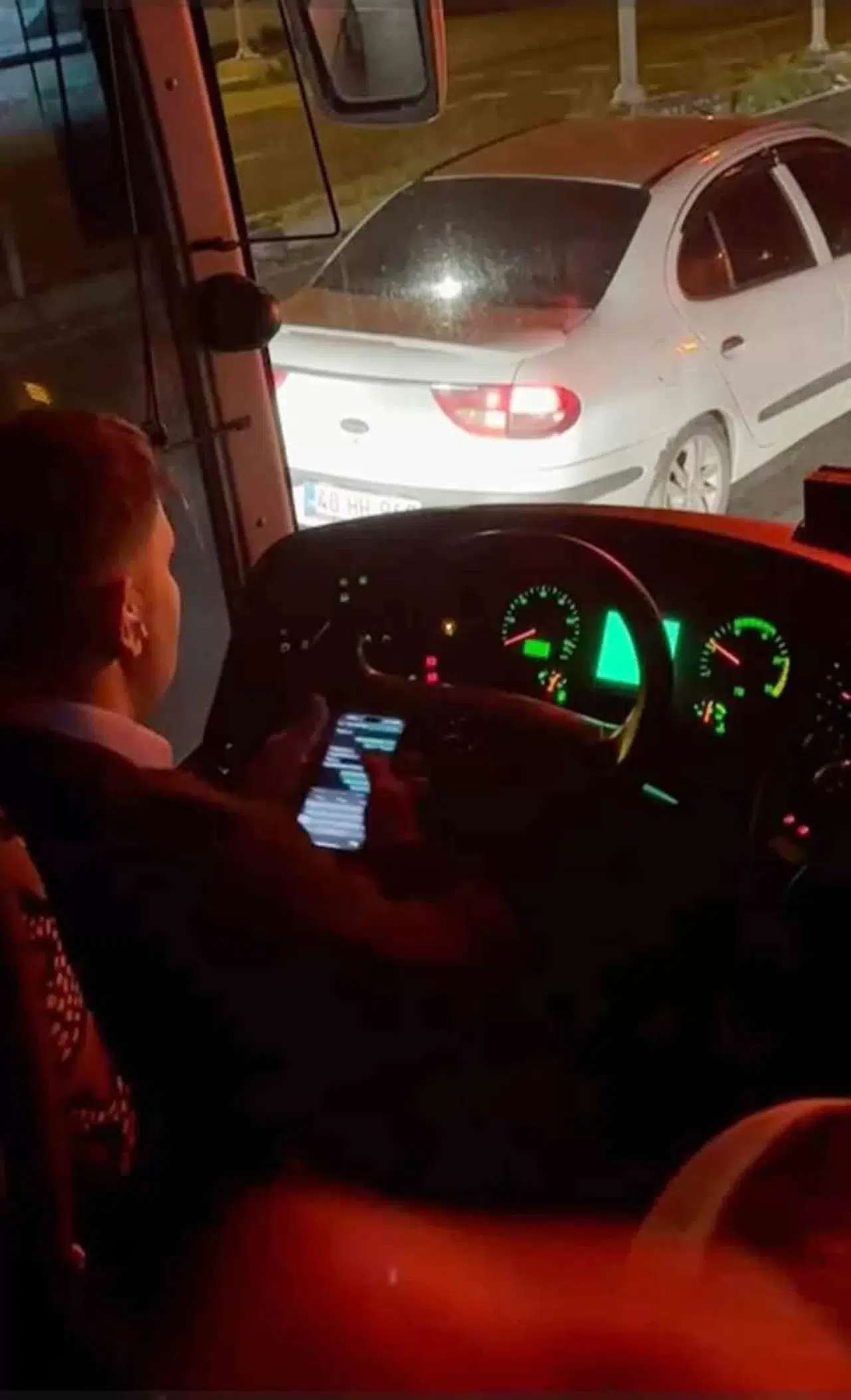 Seyir Halinde Cep Telefonu ile Mesajlaşan Sürücüye Para Cezası