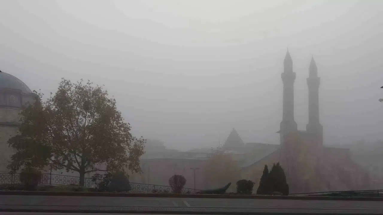 Sivas’ta Ağır Sis Görüş Arasını 20 Metreye Kadar Düşürdü